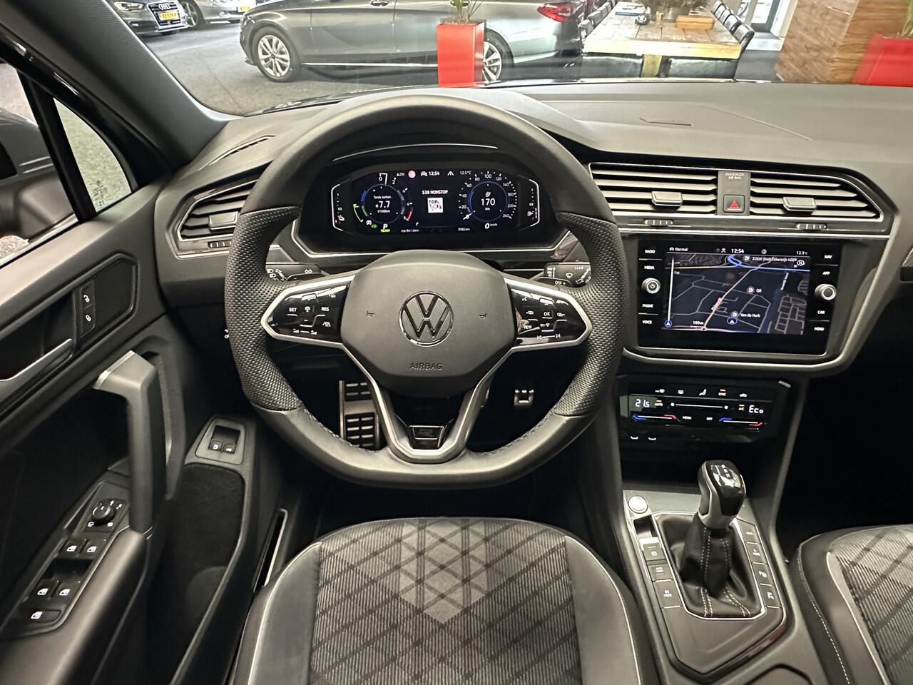 Volkswagen TIGUAN 1.5 E HYBRID R-LINE VOL OPTIES !! NIEUWSTAAT !!! PANORAMADAK 360 CAMERA NAVIGATIE ADAPTIVE CRUISE CONTROL CLIMATE CONTROL APPLE CARPLAY/ANDROID RIJSTROOKSENSOREN DODEHOEKSENSOREN PDC ZEER MOOI !! 3010