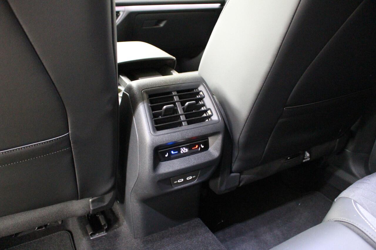 Volkswagen TIGUAN 1.5 eTSI Life Edition Navigatie | Panoramadak | Trekhaak | Standverwaming / koeling