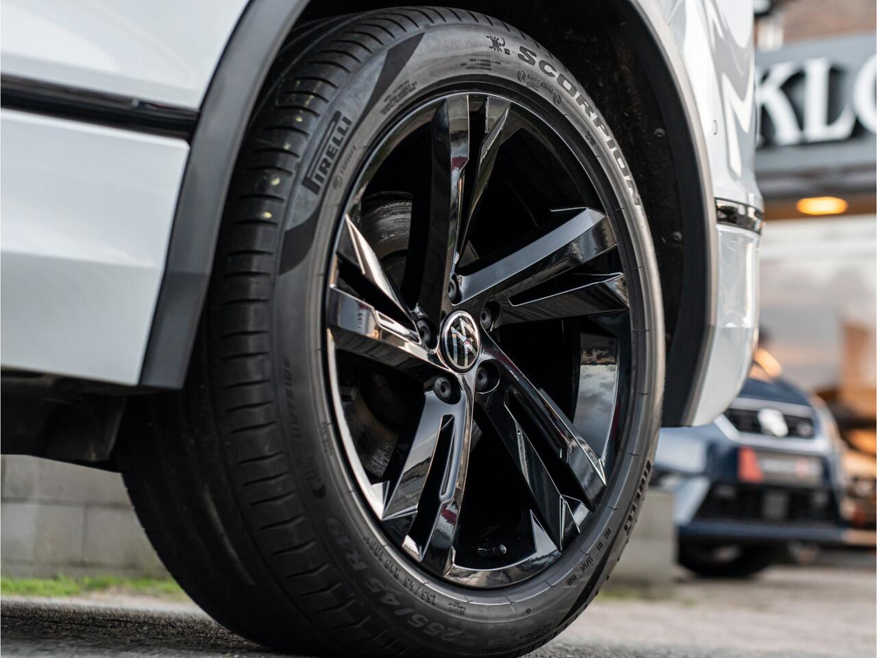 Volkswagen TIGUAN 1.4 TSI eHybrid R-Line Business+ BLACK OPTIC IQ LIGHT CAMERA TREKHAAK 19 INCH APPLE CARPLAY DODEHOEK