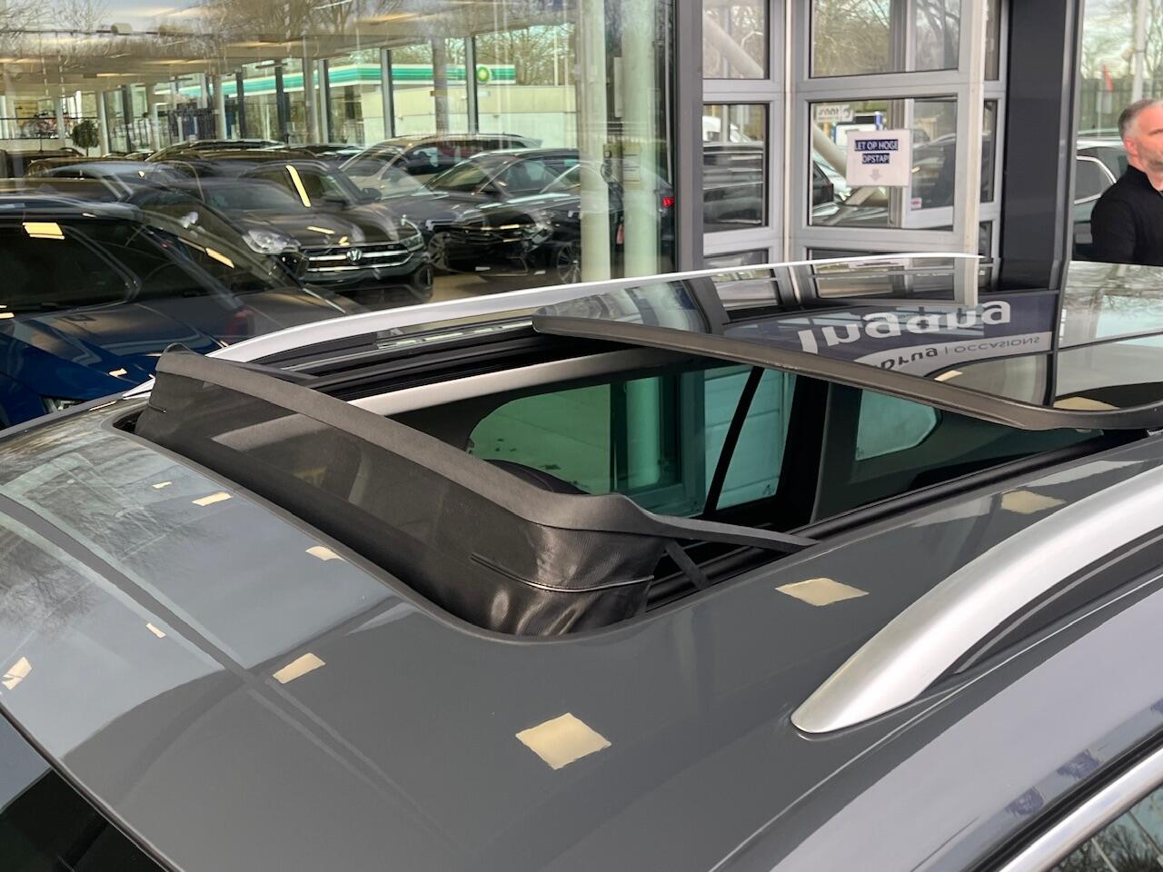 Volkswagen TIGUAN 1.4 TSI 245pk DSG eHybrid Elegance / Zwenkbare Trekhaak / Panoramadak / Elek Achterklep Met Virtual Pedal / LED Matrix / Camera / 18'' LMV / Navigatie / Carplay