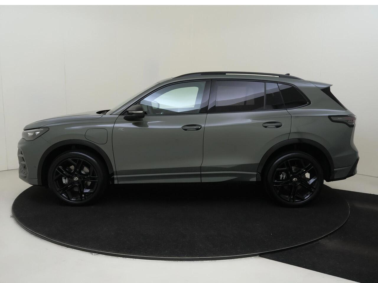 Volkswagen TIGUAN R-Line Edition - eHybrid | 'App-Connect' draadloze smartphone integratie | Automatische afstandsregeling (Adaptive Cruise Control) | Black Style Pakket