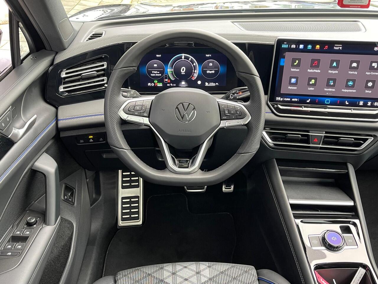 Volkswagen TIGUAN 1.5 eHybrid R-Line Edition / 272pk / Black Style / Trekhaak / 20'' LMV / Panoramadak / VW