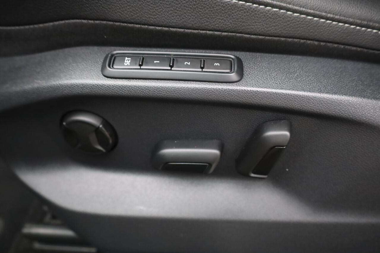 Volkswagen TIGUAN 1.4 TSI eHybrid R-Line Business+ PL ¤720 p/m* 150PK / 110kW panoramadak Lederenbekleding + elektrische stoelverstelling met geheugen stoelverwarming area view rondom zicht camera stuurwiel verwarming IQ matrix easy open & close park assist acc side assist