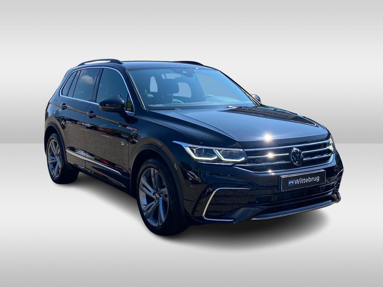 Volkswagen TIGUAN 1.5 TSI 150PK DSG R-Line / Digital Cockpit Pro / Parkeersensoren vóór en achter / Getint Glas / 19'' LMV / VW