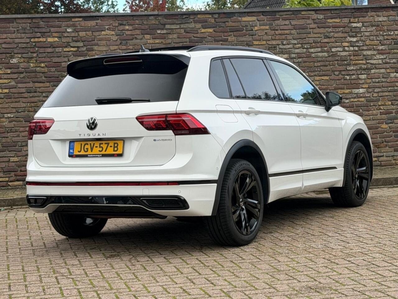 Volkswagen TIGUAN 1.4 TSI eHybrid R-LINE Black Style Panodak Trekhaak Leer