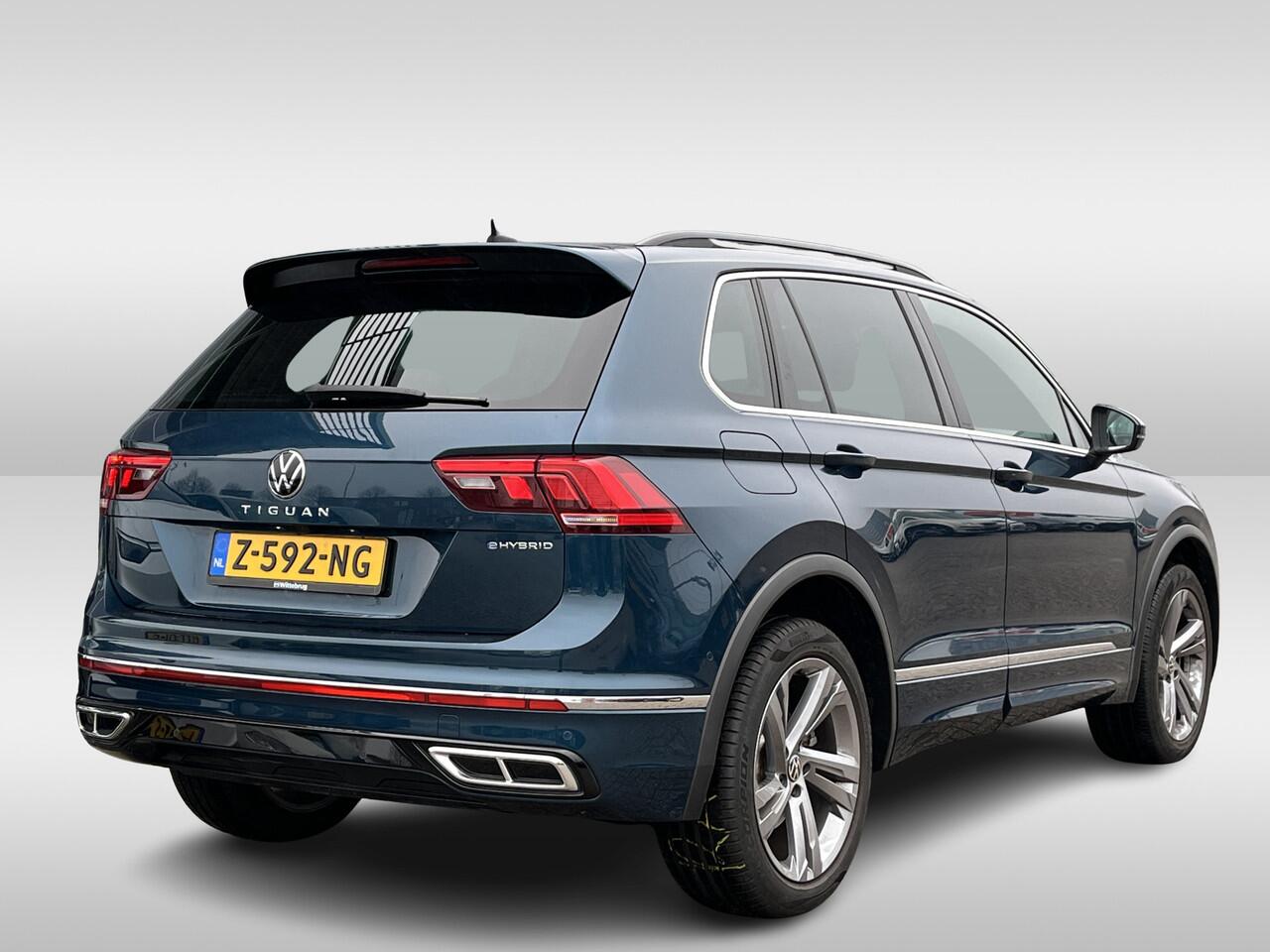 Volkswagen TIGUAN 1.4 TSI eHybrid R-Line Business+ / Pano / Head-up / Camera / Parkeersensoren V+A / Navigatie / App connect / Zwenkbare trekhaak /