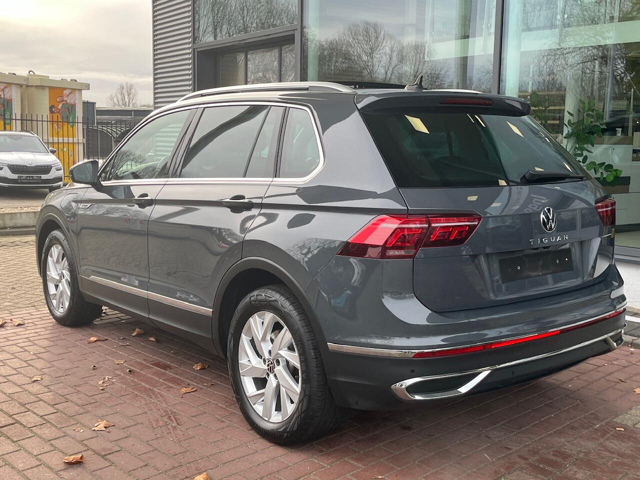 Volkswagen TIGUAN 1.4 TSI 245pk DSG eHybrid Elegance / Zwenkbare Trekhaak / Panoramadak / Elek Achterklep Met Virtual Pedal / LED Matrix / Camera / 18'' LMV / Navigatie / Carplay