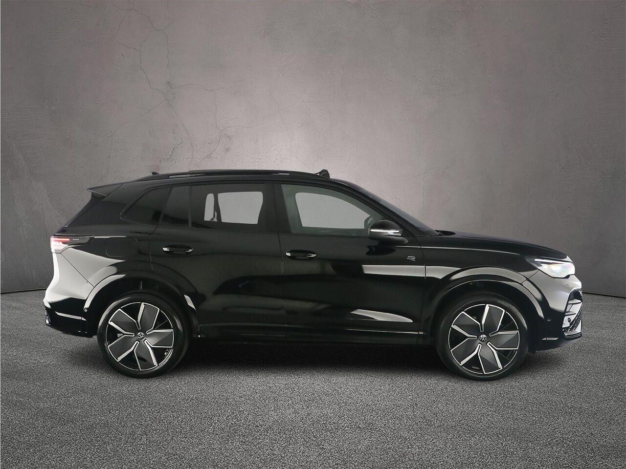 Volkswagen TIGUAN R-Line Edition 1.5 TSI eHybrid 272pk DSG Automaat Trekhaak, Panoramadak, Navigatie, Black Style, Elektrische achterklep, Adaptive cruise control