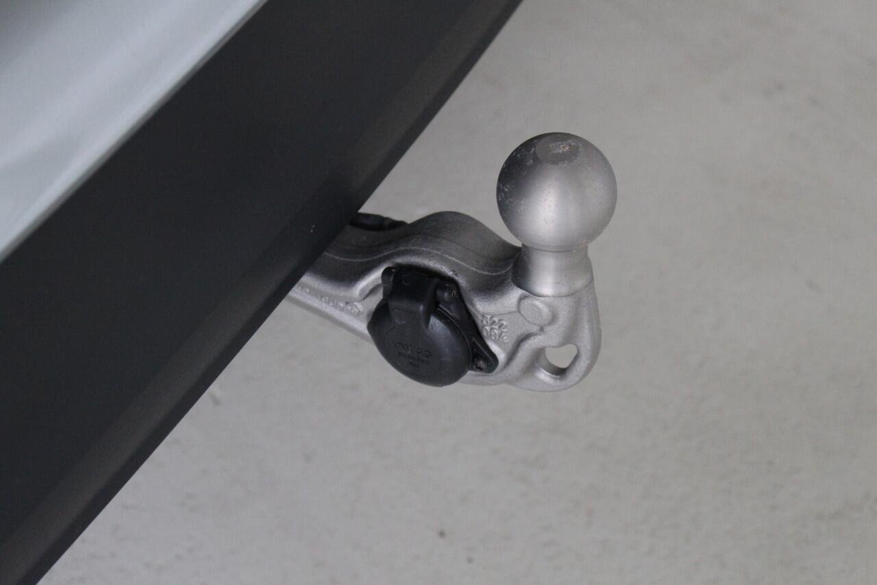 Volkswagen TIGUAN 1.5 eTSI Life Edition Navigatie | Panoramadak | Trekhaak | Standverwaming / koeling