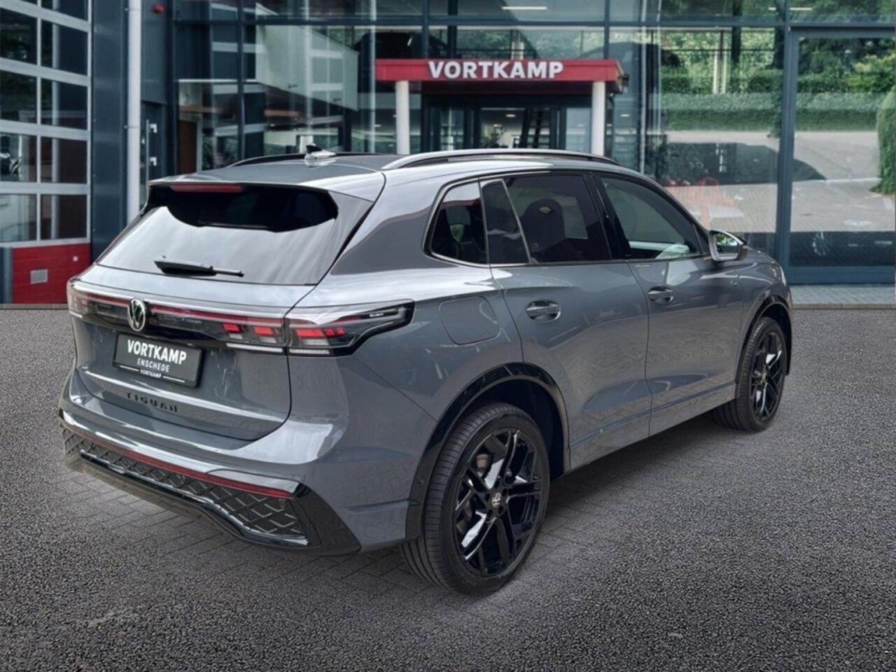 Volkswagen TIGUAN 1.5 TSI EHYBRID 272 PK R-LINE BLACK-OPTIK PANO-DAK/CAMERA/TREKHAAK/NAVI/CARPLAY