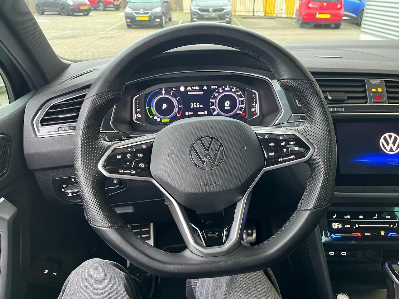 Volkswagen TIGUAN 1.4 TSI 245PK eHybrid R-Line Business+ / Panoramadak / Virtual cockpit pro / IQ LED / Voor + achter stoelen verwarmbaar / Area view / Trekhaak / 20'' LMV