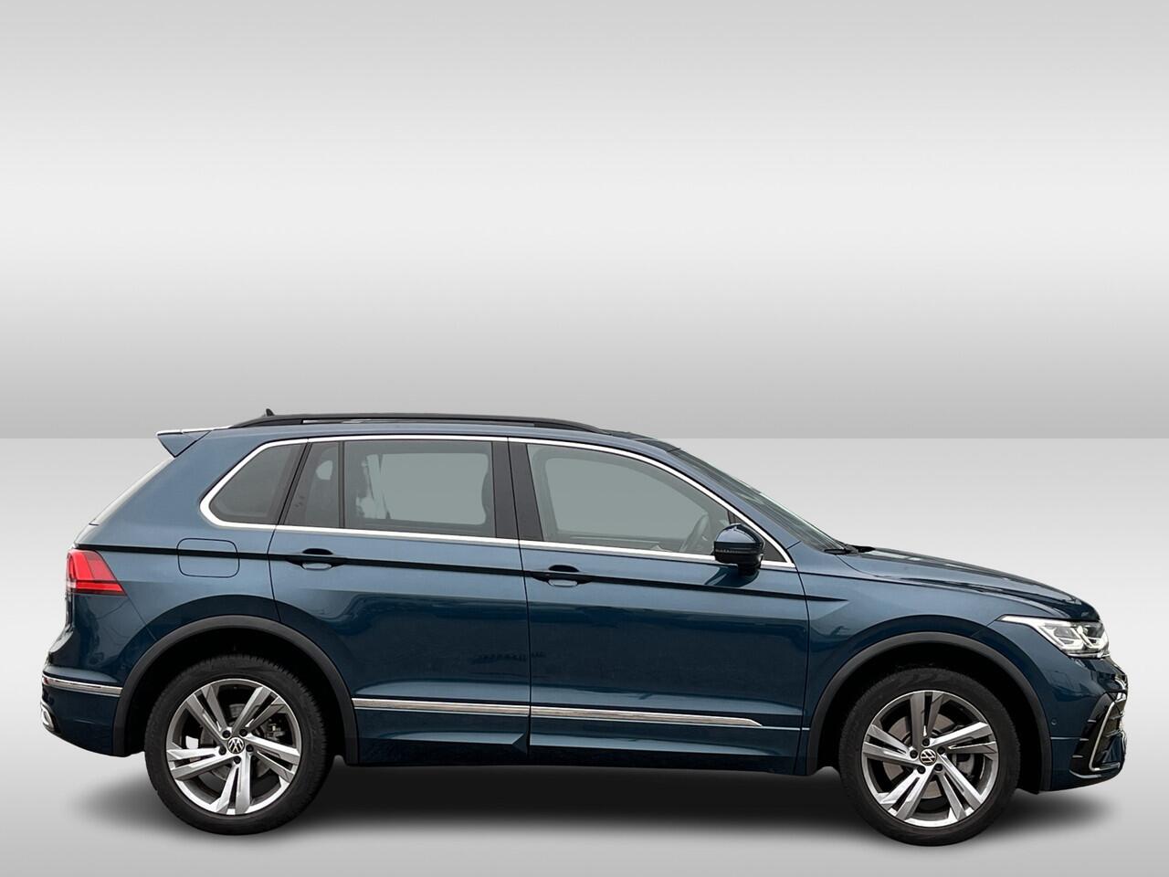Volkswagen TIGUAN 1.4 TSI eHybrid R-Line Business+ / Pano / Head-up / Camera / Parkeersensoren V+A / Navigatie / App connect / Zwenkbare trekhaak /
