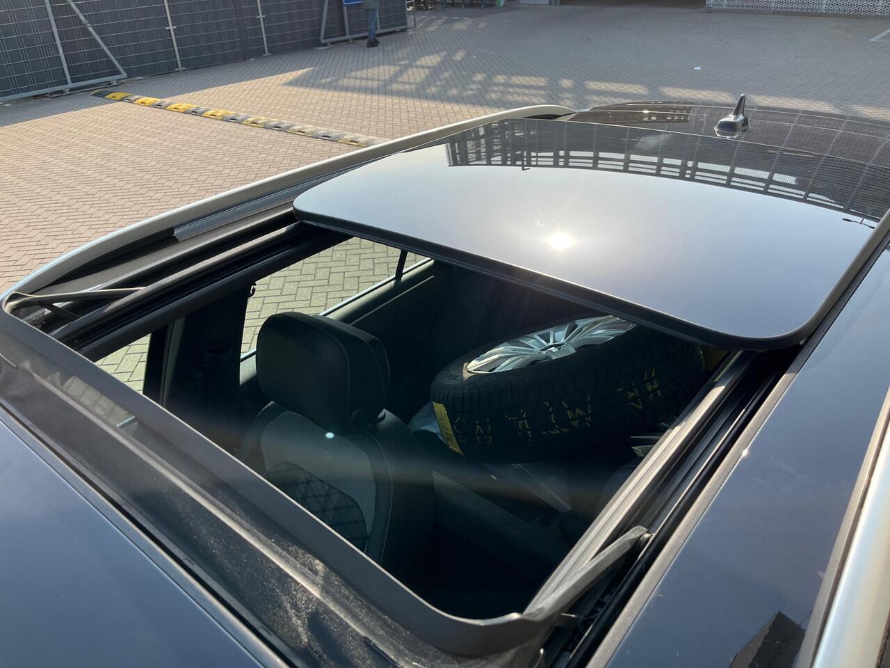 Volkswagen TIGUAN 1.4 TSI eHybrid 245pk DSG R-Line / Panoramadak / IQ LED Matrix / 19" LMV / Camera / Stuur en Stoelverwarming **