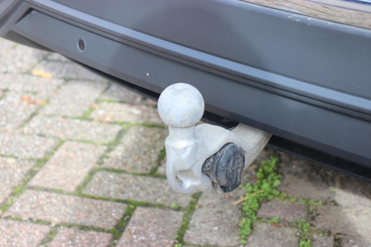 Volkswagen TIGUAN 1.5 TSI Life Business DSG Automaat | Trekhaak | Navi | Stoel- en Stuurverwarming |