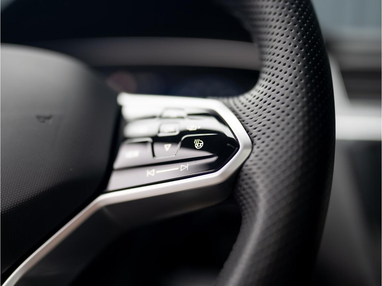 Volkswagen TIGUAN 1.5 TSI R-Line Black Style | Panodak | Elk. A-klep | IQ Light | Camera | Prijs Rijklaar!!