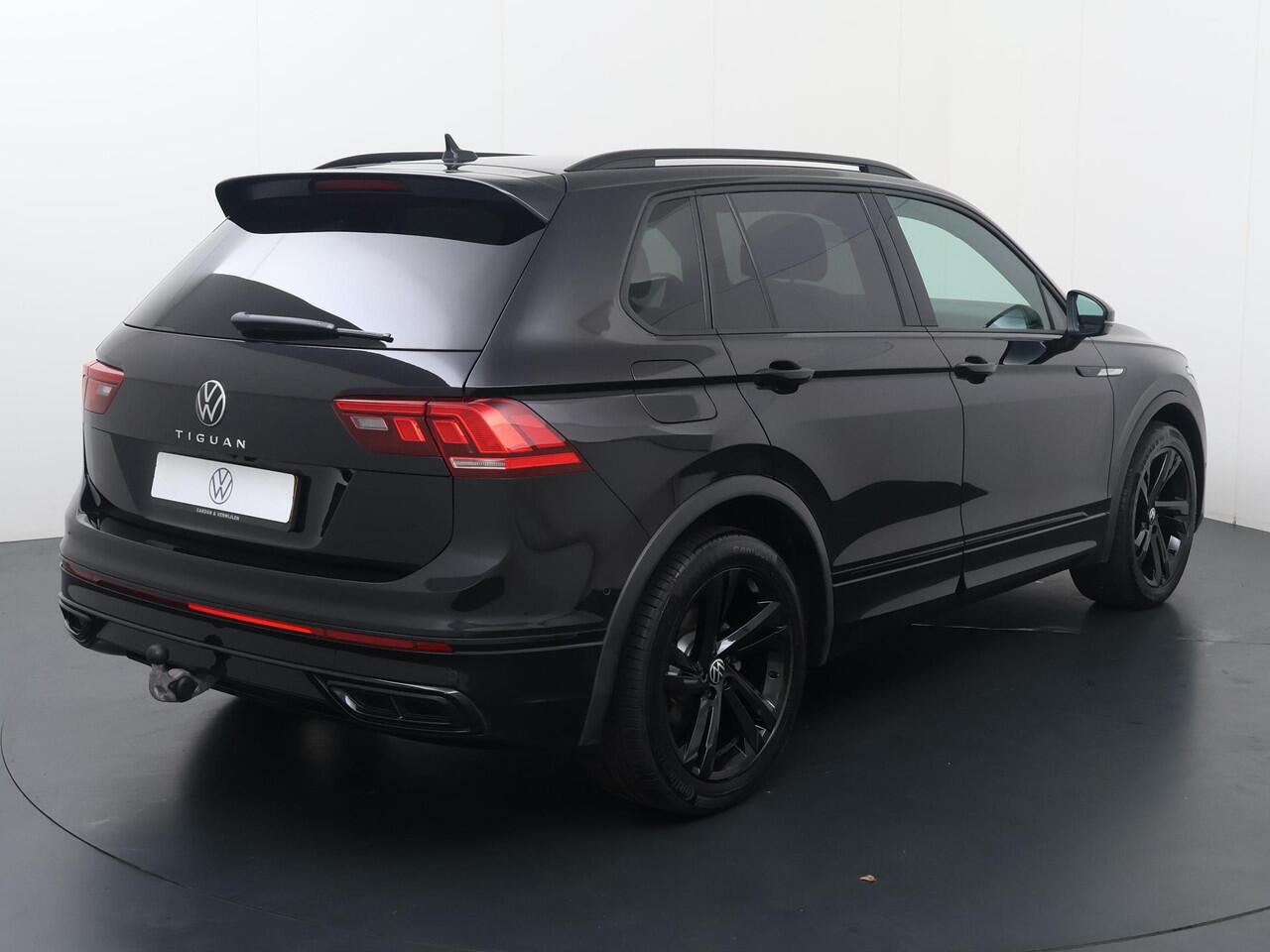 Volkswagen TIGUAN 1.5 TSI R-Line | 150 PK | Automaat | Trekhaak wegklapbaar | LED Plus koplampen | 19"LM velgen | 2 x R-Line | Black Edition |