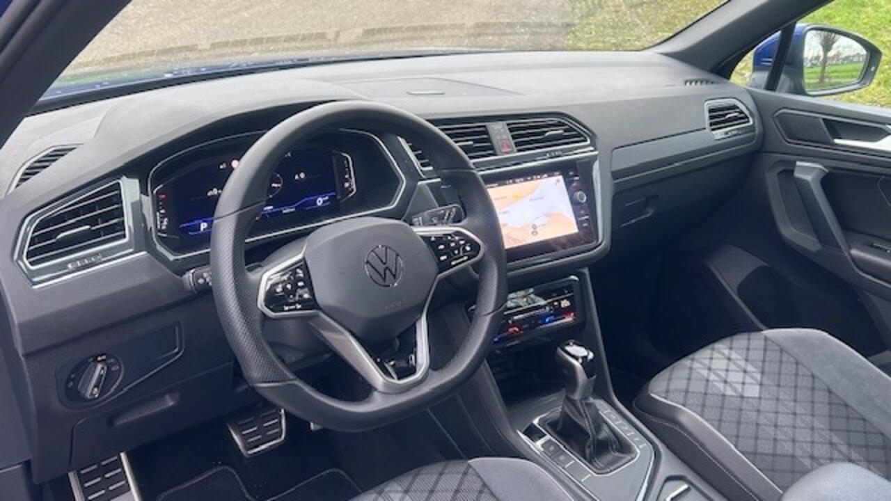 Volkswagen TIGUAN 1.5 TSI R-Line AUTOMAAT 26.000KM!! 1E EIGENAAR!! NAVIGATIE, APPLE CARPLAY, DAB RADIO, STUURVERWARMING, STOELVERWARMING, AMBIËNTEVERLICHTING, DIGITAAL DASHBOARD, DODEHOEK ASSIST, RIJBAAN ASSIST, ADAPTIVE CRUISE CONTROL, ACHTERUITRIJCAMERA, PARKEERHULP V/A,