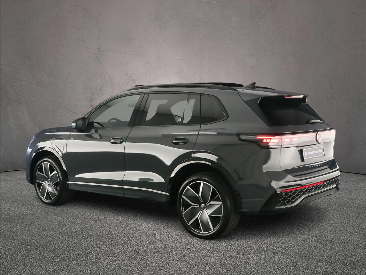 Volkswagen TIGUAN R-Line Edition 1.5 TSI eHybrid 272pk DSG Automaat Trekhaak, Panoramadak, Navigatie, Adaptive cruise control, Elektrische achterklep, Black Style, Achteruitrijcamera