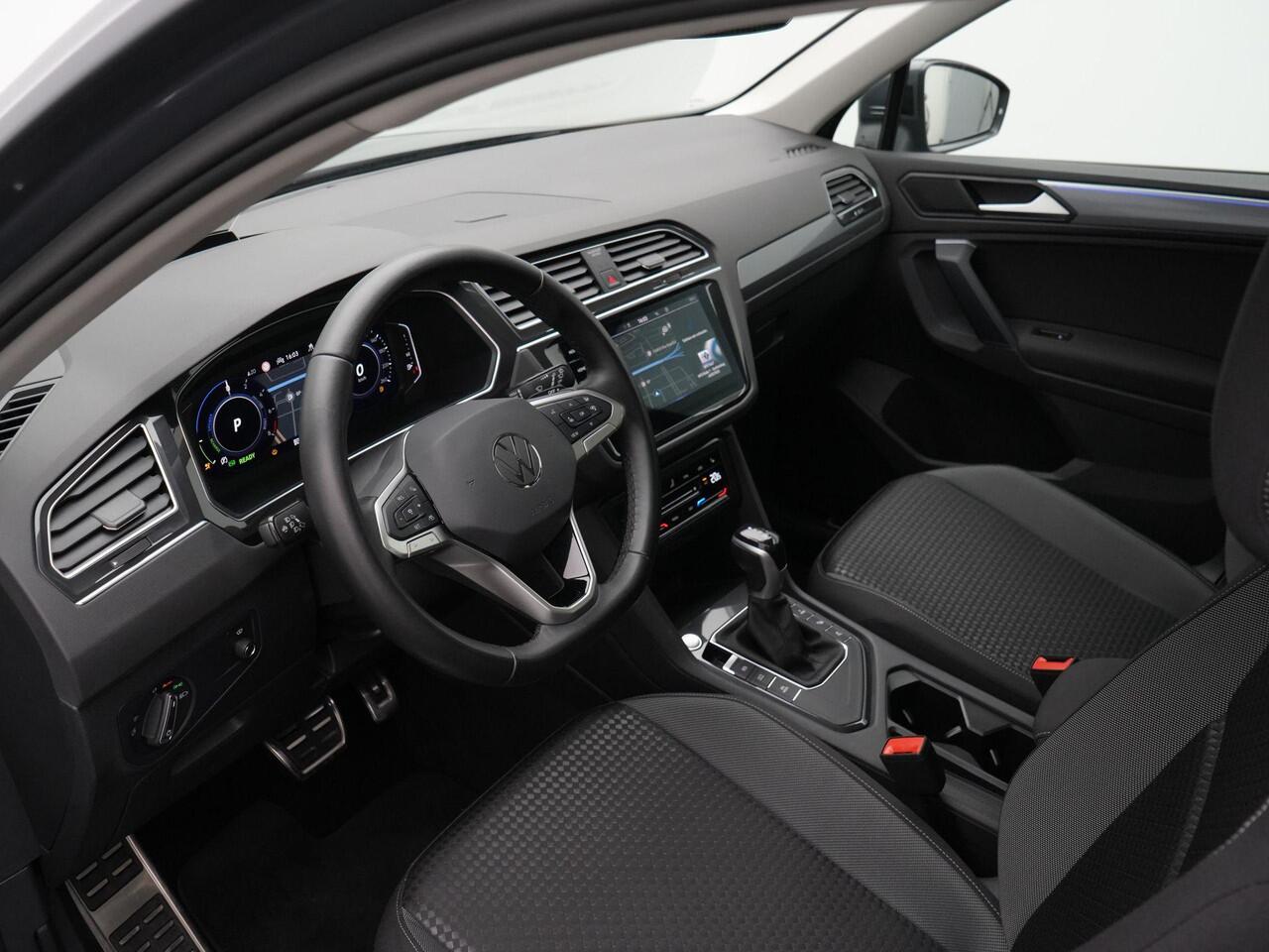 Volkswagen TIGUAN 1.4 TSI 245 pk DSG eHybrid Active | Panoramadak | Navigatie Discover Pro | Adaptief onderstel | IQ Light | Rondomzicht camera | Head-up display | Stuur-/stoelverwarming