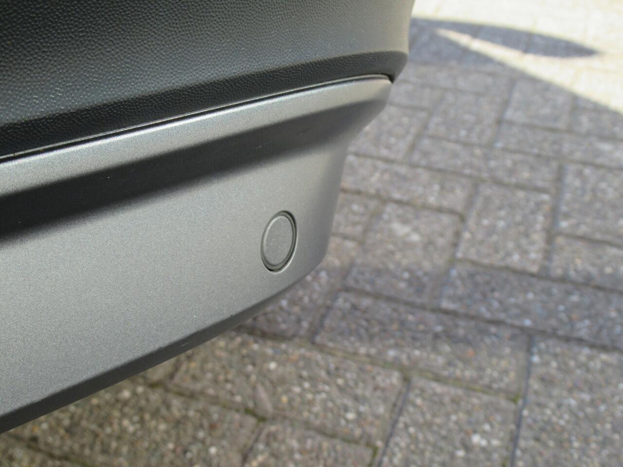 Volkswagen TIGUAN 1.5 TSI ACT 150-PK Automaat | Airco | Navi | Wegklapbare Trekhaak | Incl. BOVAG Garantie | Stoelverwarming | Metallic lak |