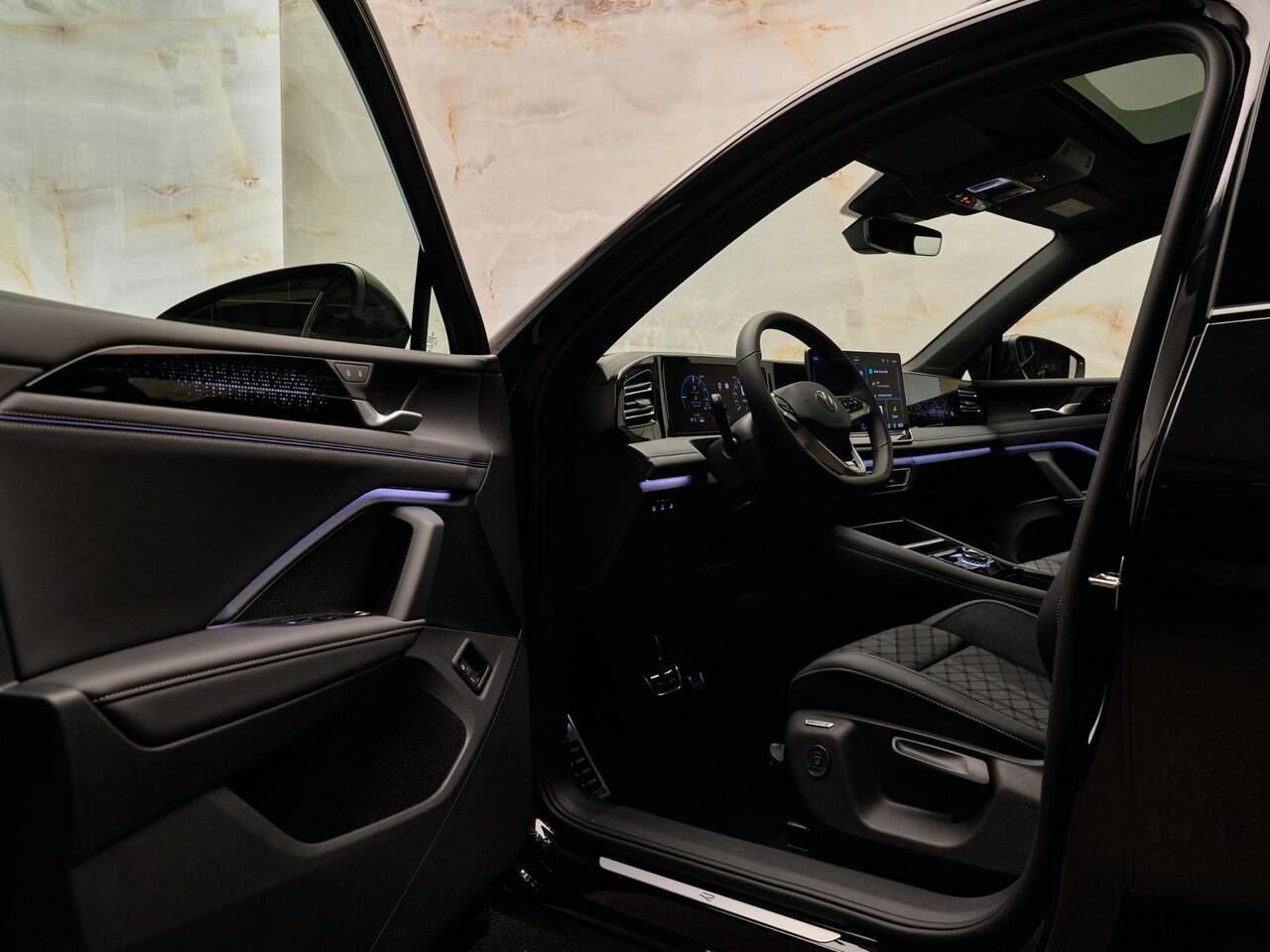 Volkswagen TIGUAN 1.5 eHybrid R-Line, 20", pano, massage, ACC, DCC, IQ.Light, Black Style, tr.haak