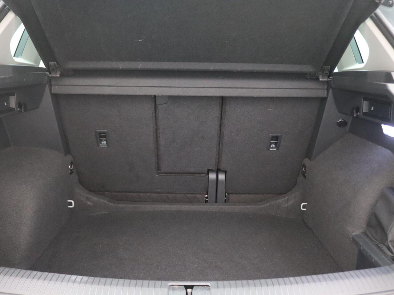 Volkswagen TIGUAN 1.5 TSI Life Business 130PK Adaptieve Cruise Controle, Keyless, Navi, PDC voor en achter, Clima, Digital Cockpit, 17" LM Velgen