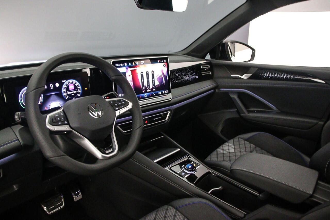 Volkswagen TIGUAN R-Line Edition 1.5 TSI eHybrid 272pk DSG Automaat Trekhaak, Black Style, Panoramadak, Adaptive cruise control, Elektriche achterklep, Achteruitrijcamera