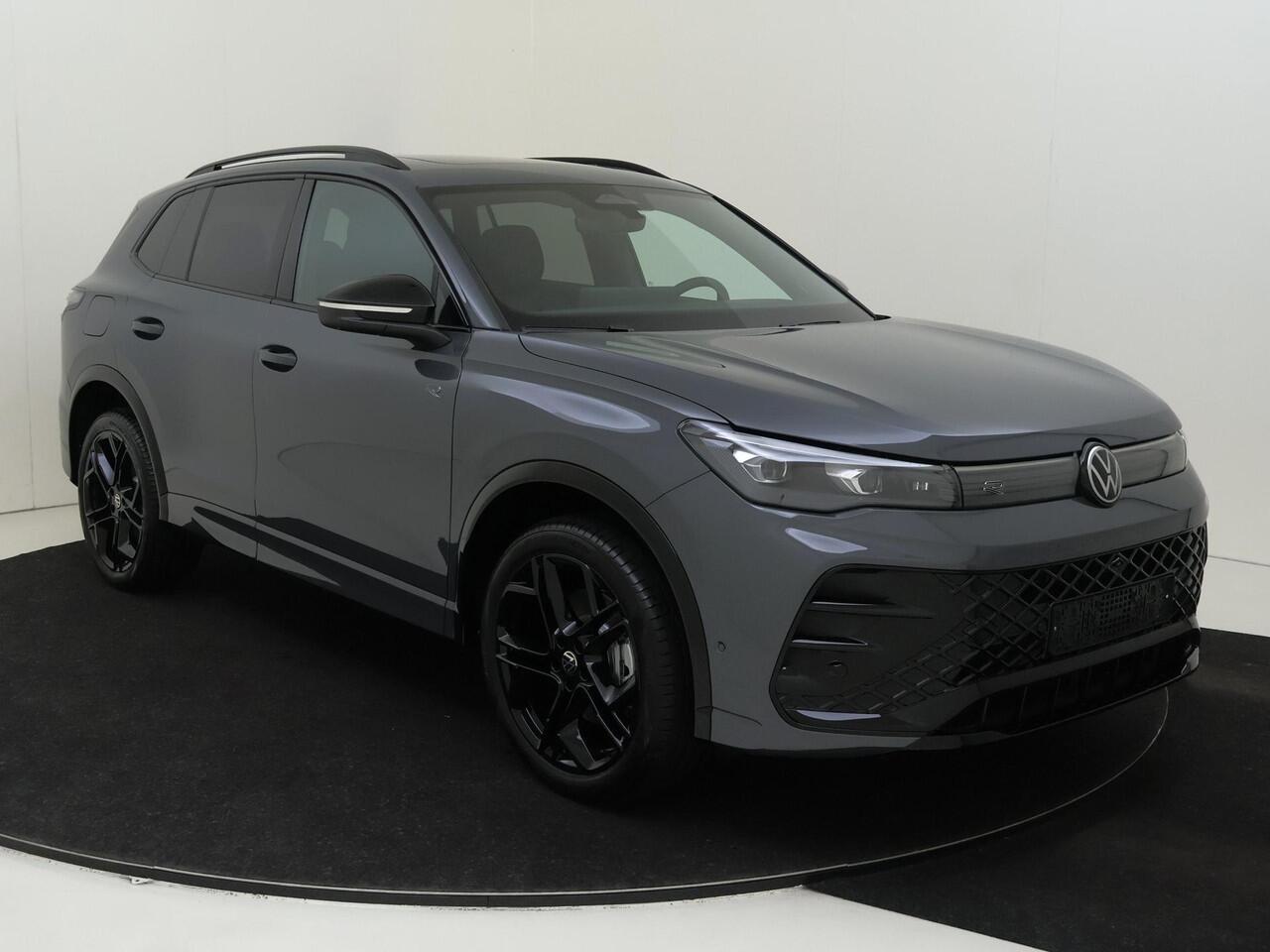 Volkswagen TIGUAN R-Line Edition - eHybrid | 'App-Connect' draadloze smartphone integratie | Automatische afstandsregeling (Adaptive Cruise Control) | Black Style Pakket