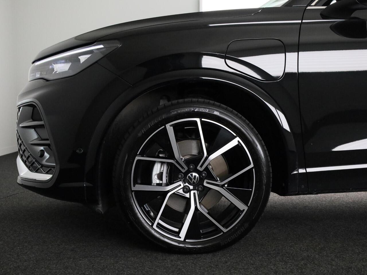 Volkswagen TIGUAN 1.5 eHybrid R-Line Edition 204 pk Automaat (DSG) | Verlengde garantie | Navigatie | Parkeersensoren (Park assist) | Achteruitrijcamera | R-Line |