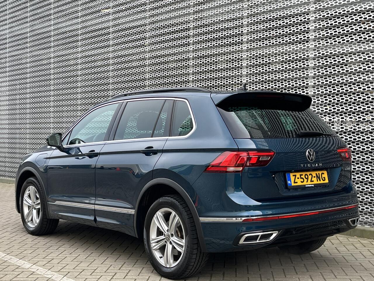 Volkswagen TIGUAN 1.4 TSI eHybrid R-Line Business+ / Pano / Head-up / Camera / Parkeersensoren V+A / Navigatie / App connect / Zwenkbare trekhaak /