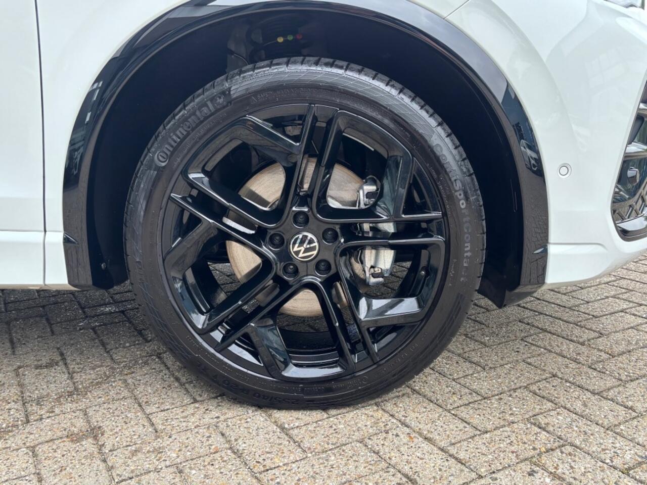 Volkswagen TIGUAN 2.0 TDI R-LINE AUTOMAAT 150PK AIRCO NAVI BIGSCREEN PDC-CAMERA MASSAGE.