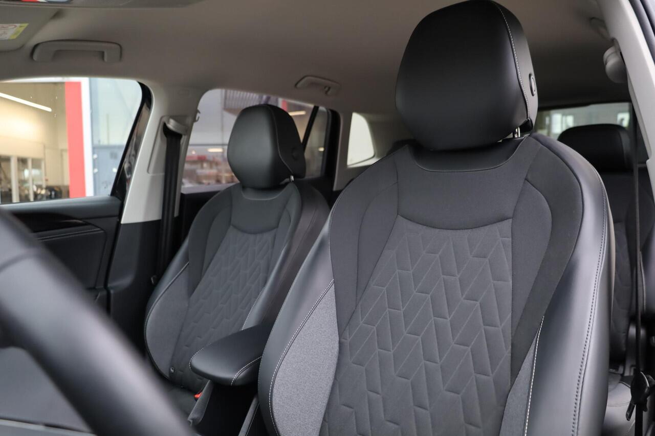 Volkswagen TIGUAN 1.5 eTSI Life Edition 130PK / 96kW, Achteruitrijcamera (rear view), rondomzichtcamera (area view), wegklapbare trekhaak, 60 mnd / 100.000km garantie, stoel- en stuurwielverwarming, ambiente verlichting, navigatie, Apple Carplay / Android Auto, privacy gla