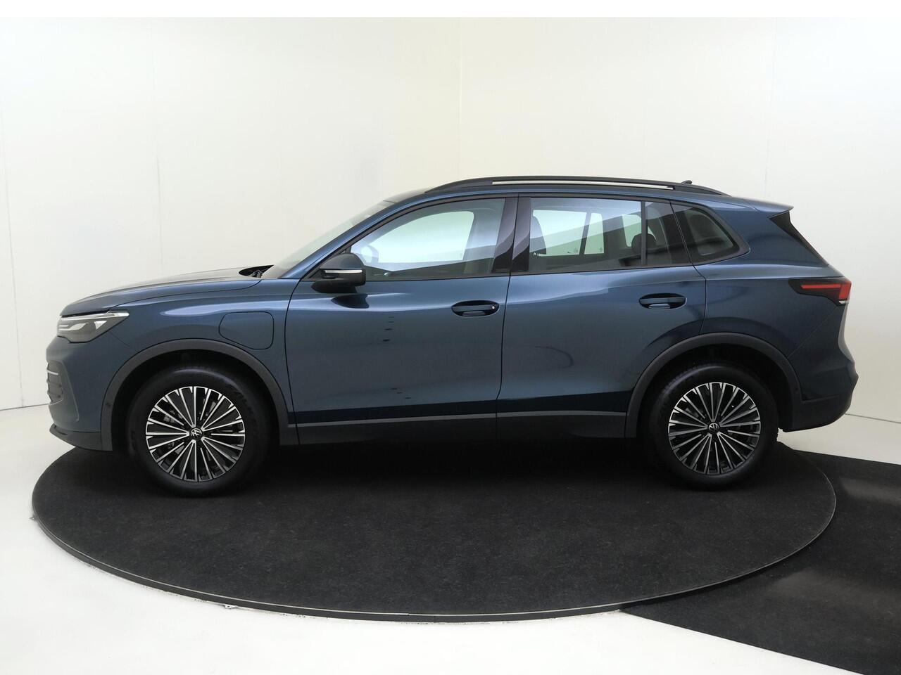 Volkswagen TIGUAN 1.5 eHybrid Life Edition | SoH 100% | Trekhaak | 360 camera | Adaptieve demping systeem | 3-zone airco | Dodehoek detectie | Adaptieve cruise control | CarPlay | Stoel- en stuurwielverwarming |