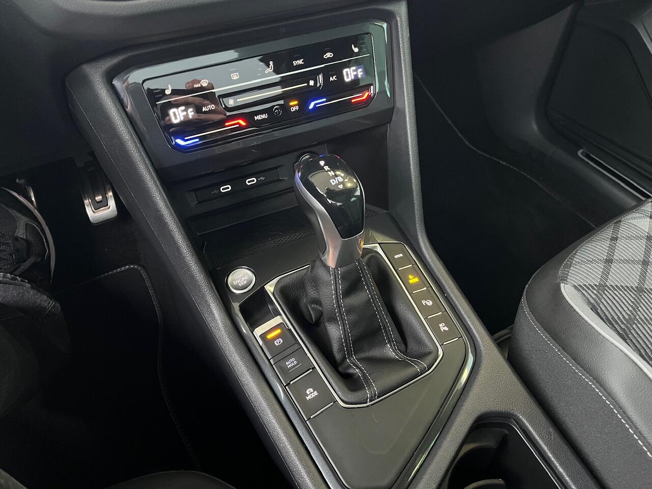 Volkswagen TIGUAN 1.4 TSI 245PK eHybrid R-Line Business+ / Panoramadak / Virtual cockpit pro / IQ LED / Voor + achter stoelen verwarmbaar / Area view / Trekhaak / 20'' LMV