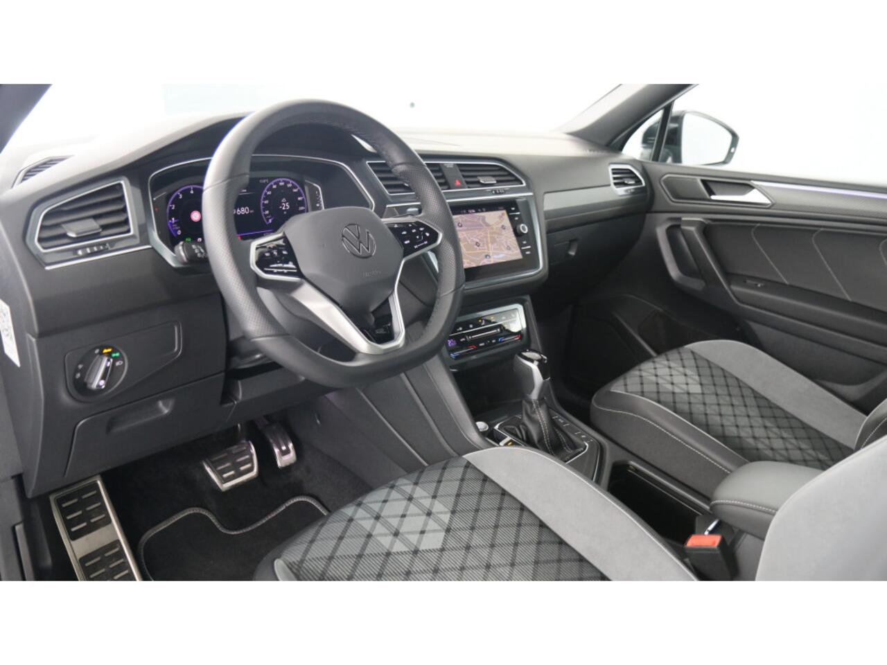 Volkswagen TIGUAN Allspace 1.5 TSI R-Line Business 7p. Black Style | LED Matrix | Camera | wegkl. trekhaak