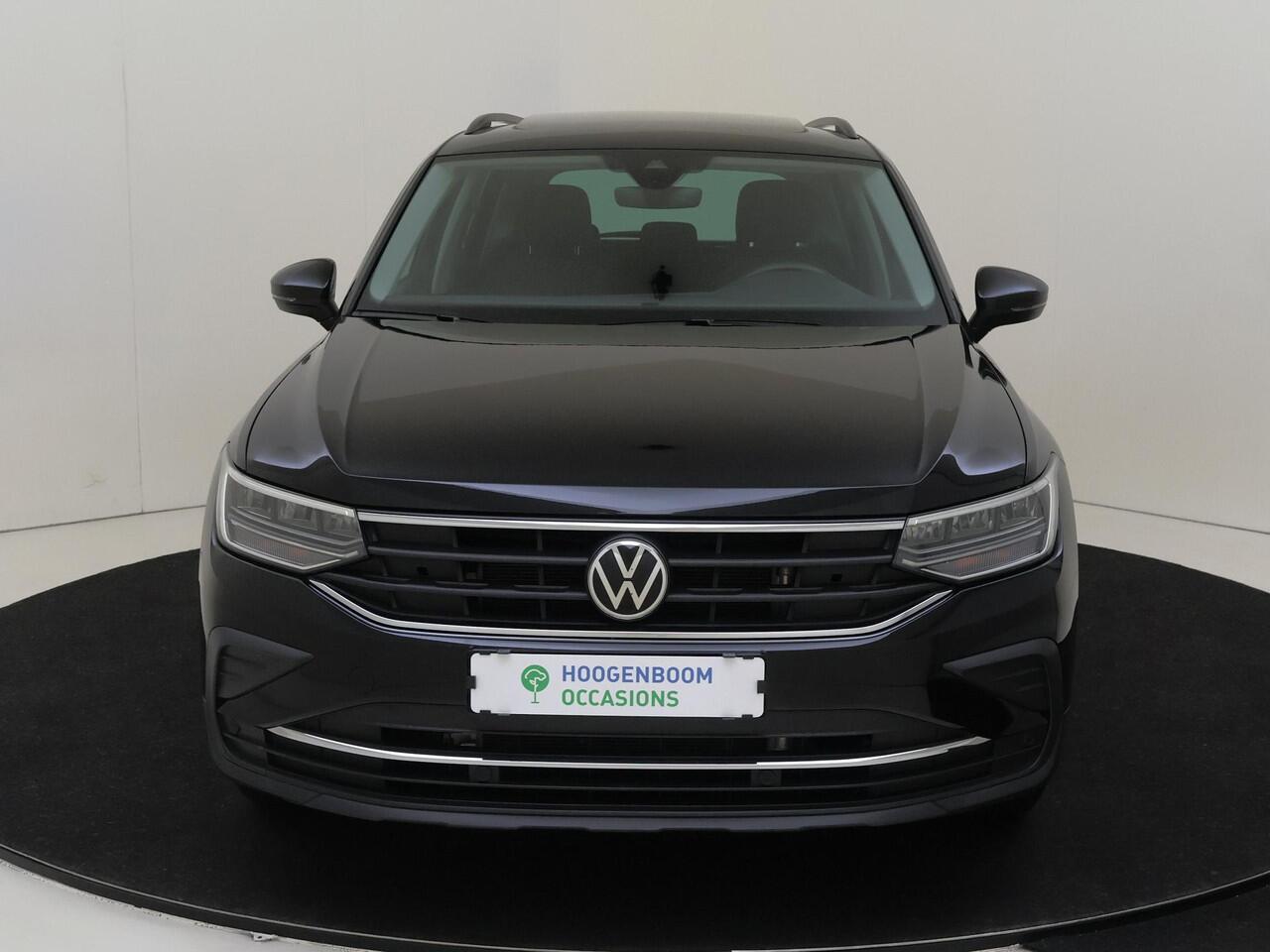 Volkswagen TIGUAN 1.4 TSI eHybrid Life | Panoramadak | Achteruitrijcamera | Stoel- en stuurwielverwarming | 3-zone airco | Navigatie | Digital cockpit Pro | Adaptieve cruise control |