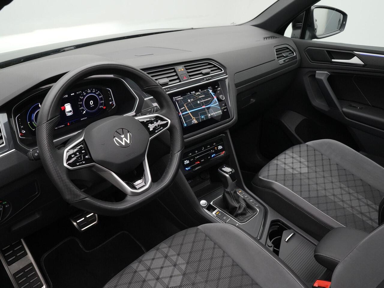 Volkswagen TIGUAN 1.4 TSI eHybrid 245 pk DSG R-Line Business+ | Panoramadak | IQ Light | Achteruitrijcamera | Park Assist | Cruise Control | Side Assist | 19 inch