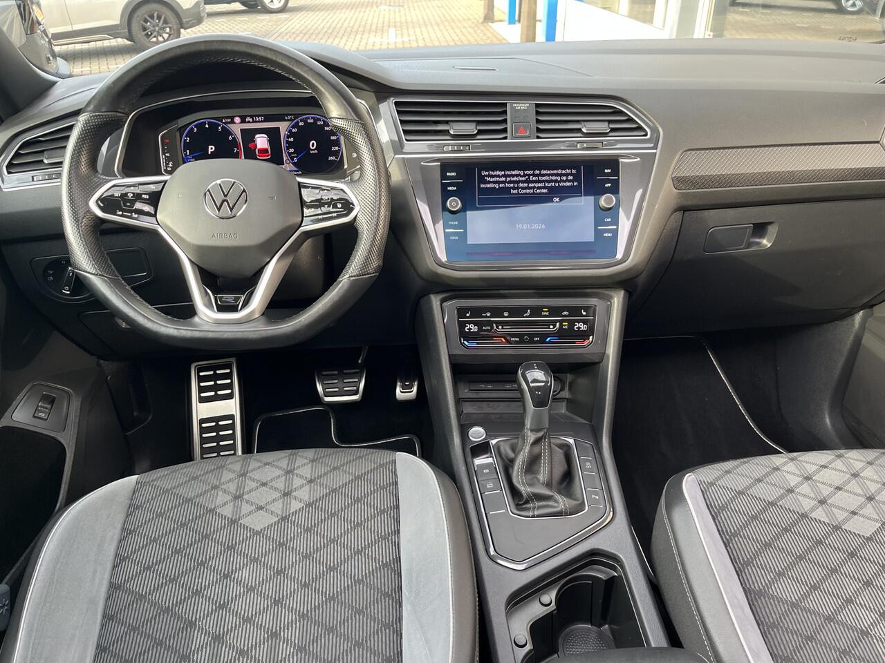Volkswagen TIGUAN Allspace 1.5 TSI R-Line 7p. / AUTOMAAT/ PANO/ TREKHAAK/ 2X R-LINE/ 7-PERSOONS/ CAMERA/ PARK. SENSOREN/ APP-CONNECT/ ADAPT. CRUISE/ DIGITAL DASHBOARD/ LED/ NAVI/ CLIMA/ 19" LMV