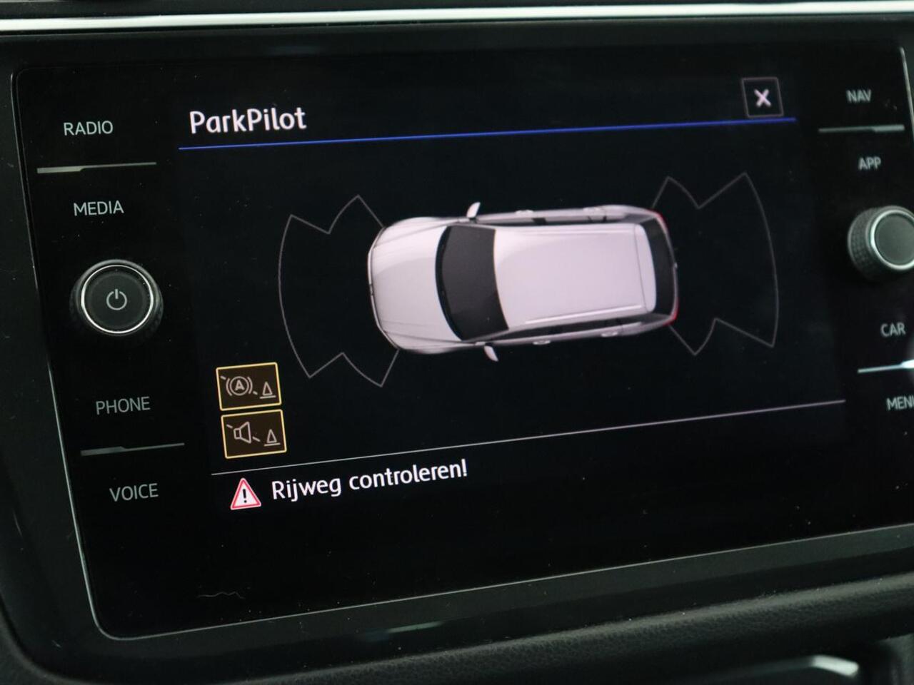 Volkswagen TIGUAN 1.5 TSI Comfortline | Carplay | Adaptive cruise | Navigatie | DAB | Parkeerhulp | Climate control | Bluetooth | Getint glas