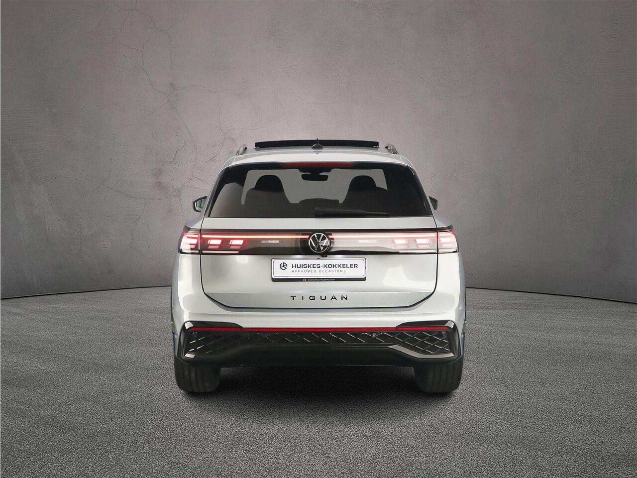 Volkswagen TIGUAN R-Line Edition 1.5 eTSI 150pk DSG Automaat Trekhaak, Panoramadak, Black Style, 360 camera, Elektrische achterklep, Adaptive cruise control