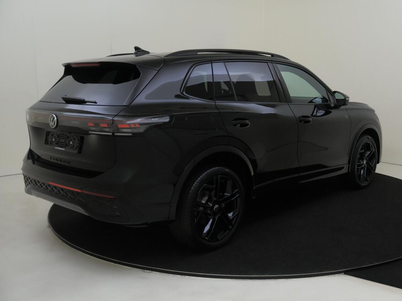 Volkswagen TIGUAN R-Line Edition - eHybrid | 'App-Connect' draadloze smartphone integratie | Automatische afstandsregeling (Adaptive Cruise Control) | Black Style Pakket