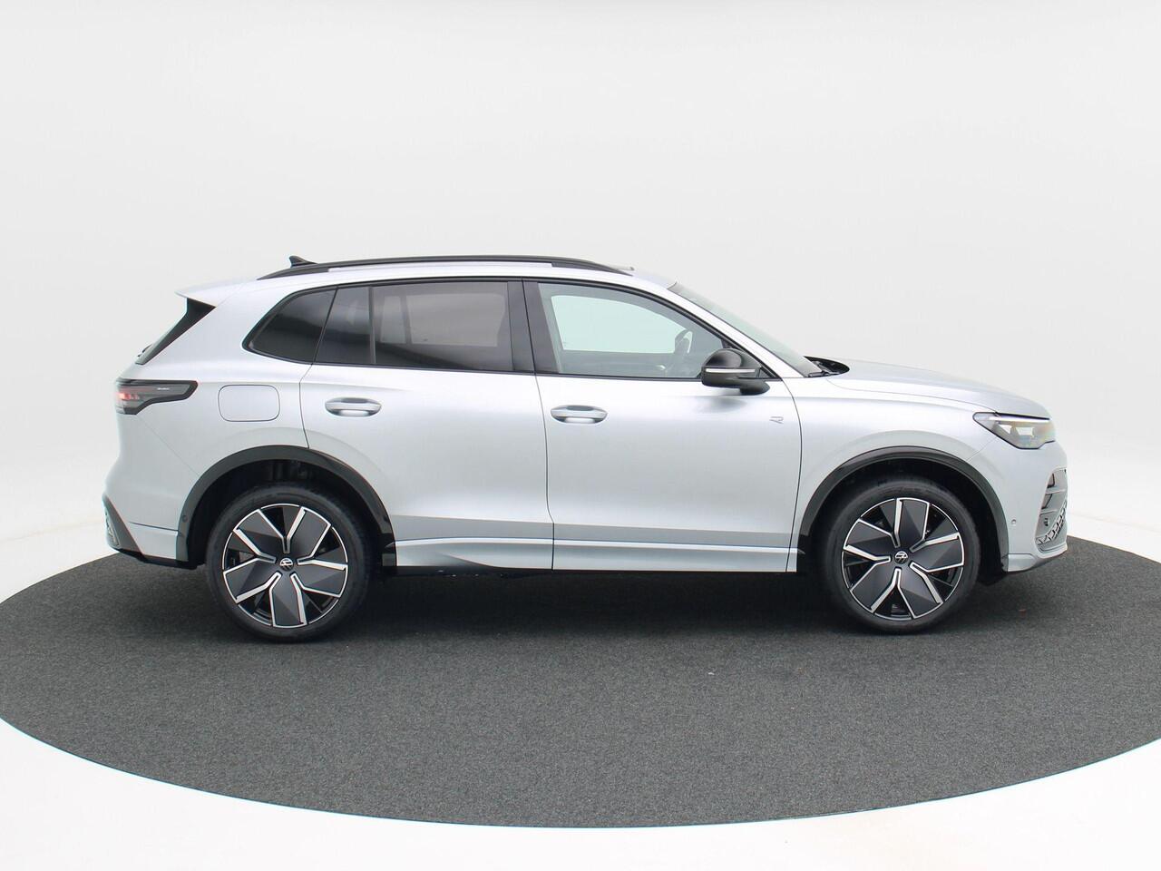 Volkswagen TIGUAN R-Line Edition 1.5 eHybrid 204 PK | Trekhaak | Panoramadak | Adaptief Onderstel | Black Style |