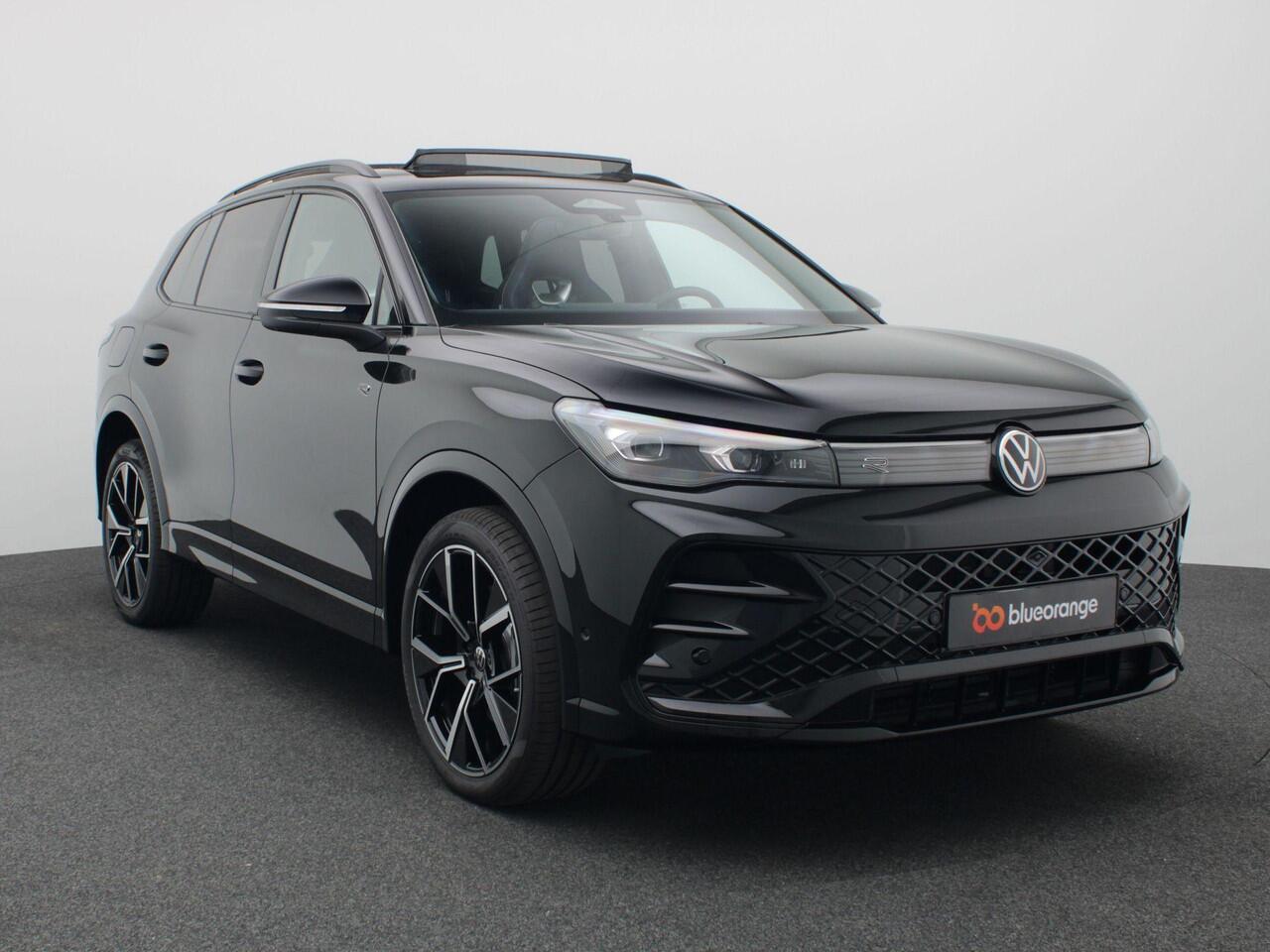 Volkswagen TIGUAN 1.5 eHybrid R-Line Edition 272PK DSG black style, matrix led, trekhaak, panoramadak, 360gr. camera, keyless, stuur-stoelverwarming, adaptive cruise, side assist, 20" lichtmetaal