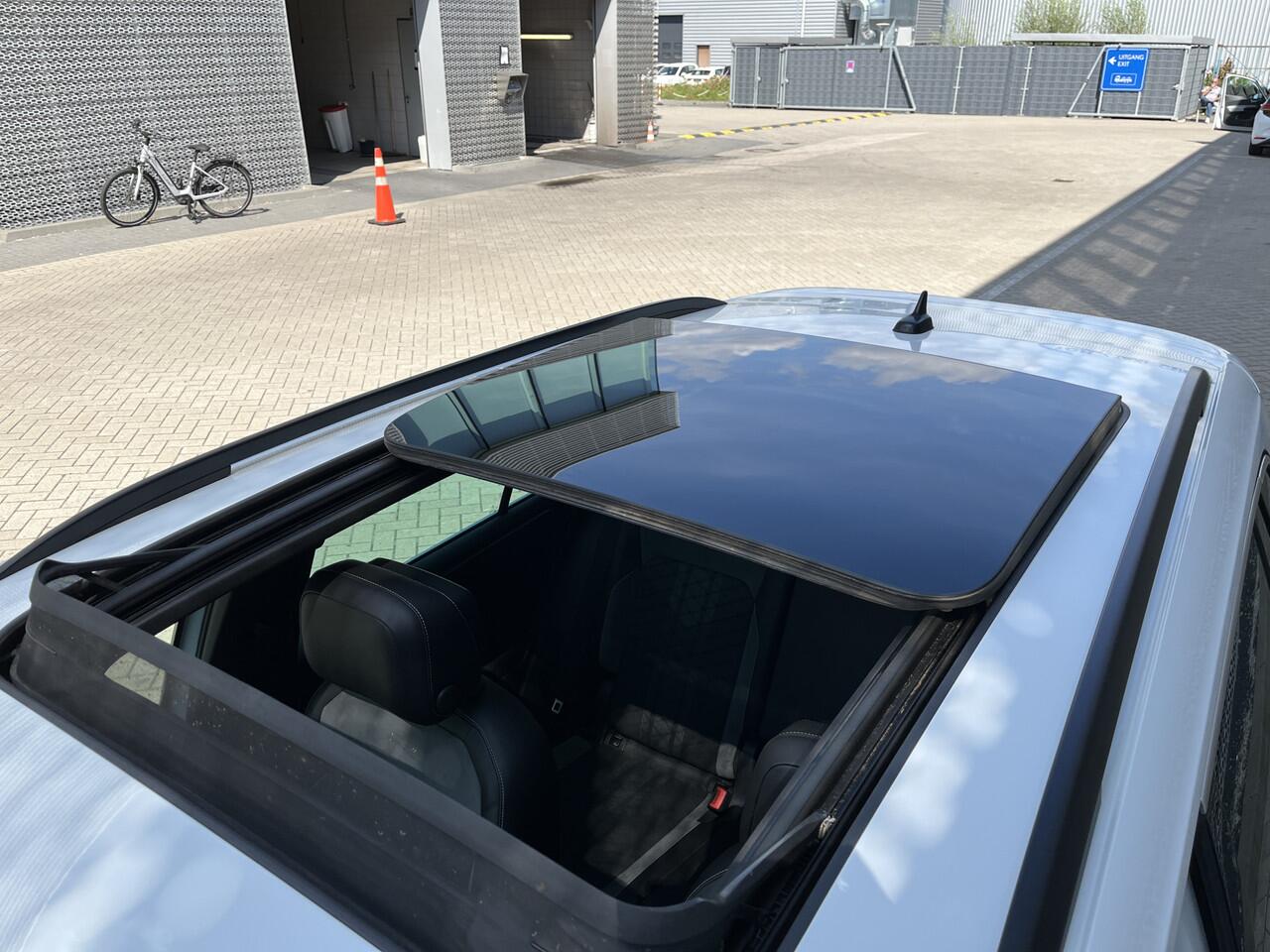 Volkswagen TIGUAN 1.4 TSI eHybrid 245PK R-Line Business+ / Panoramadak / Zwenkbare Trekhaak / R-Line Exterieur + Interieur / 360 Camera / Stuur + Stoelverwarming **