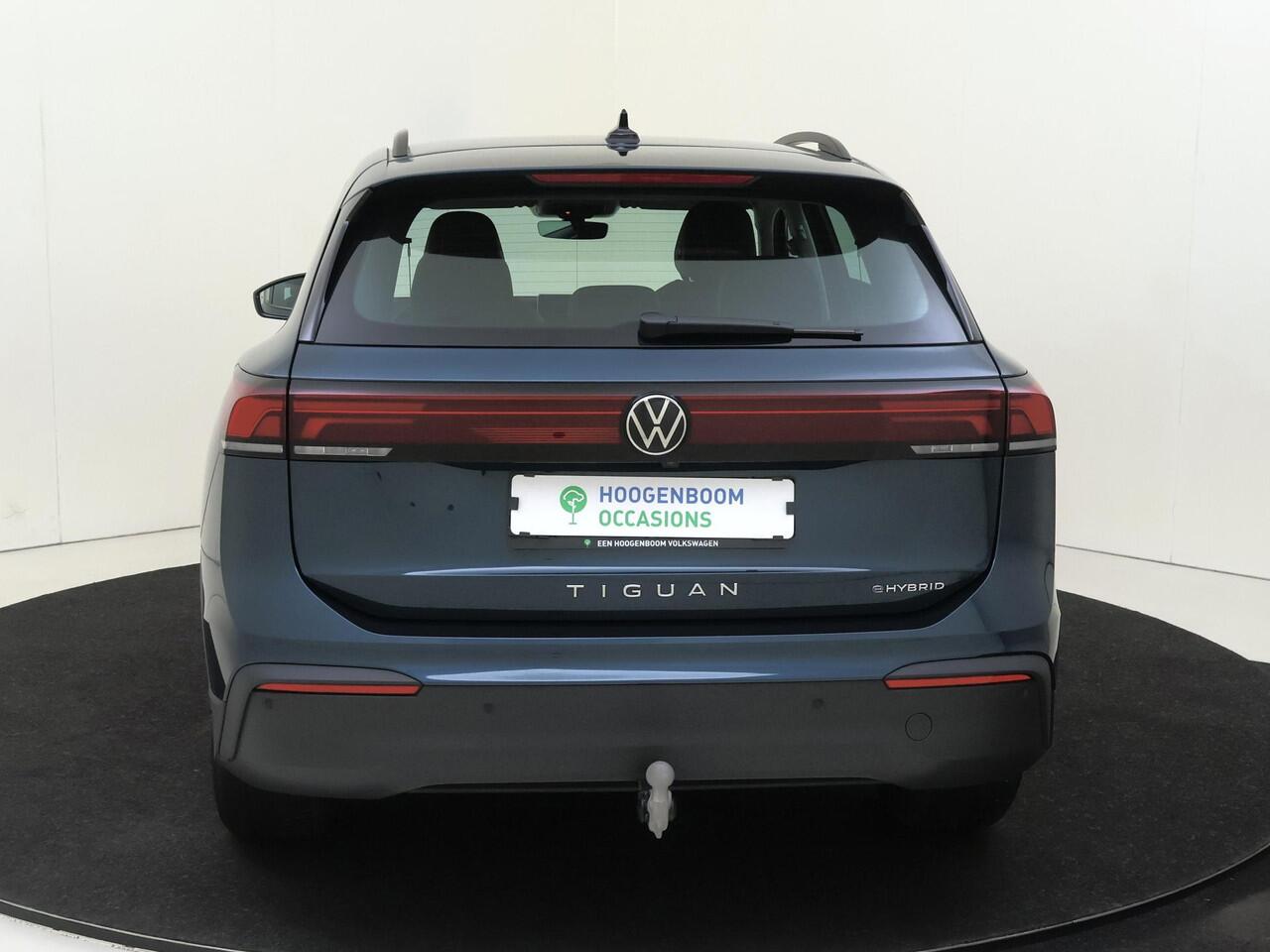 Volkswagen TIGUAN 1.5 eHybrid Life Edition | SoH 100% | Trekhaak | 360 camera | Adaptieve demping systeem | 3-zone airco | Dodehoek detectie | Adaptieve cruise control | CarPlay | Stoel- en stuurwielverwarming |