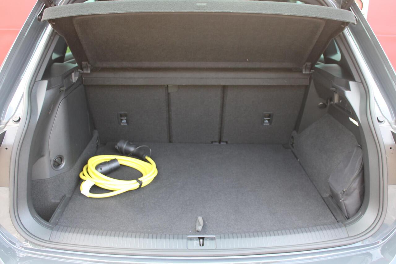 Volkswagen TIGUAN 1.4 TSI 245PK eHybrid R-LINE BUSINESS + | BEKLEDING LEDER VIENNA | PANORAMISCH SCHUIF/KANTEL DAK | ELEKTRISCH WEGKLAPENBARE TREKHAAK | R-LINE INTERIEUR/EXTERIEUR | VERWARMBARE VOORSTOELEN/STUUR | ELEKTRISCH BEDIENBARE VOORSTOELEN MET GEHEUGEN FUNCTIE | AK