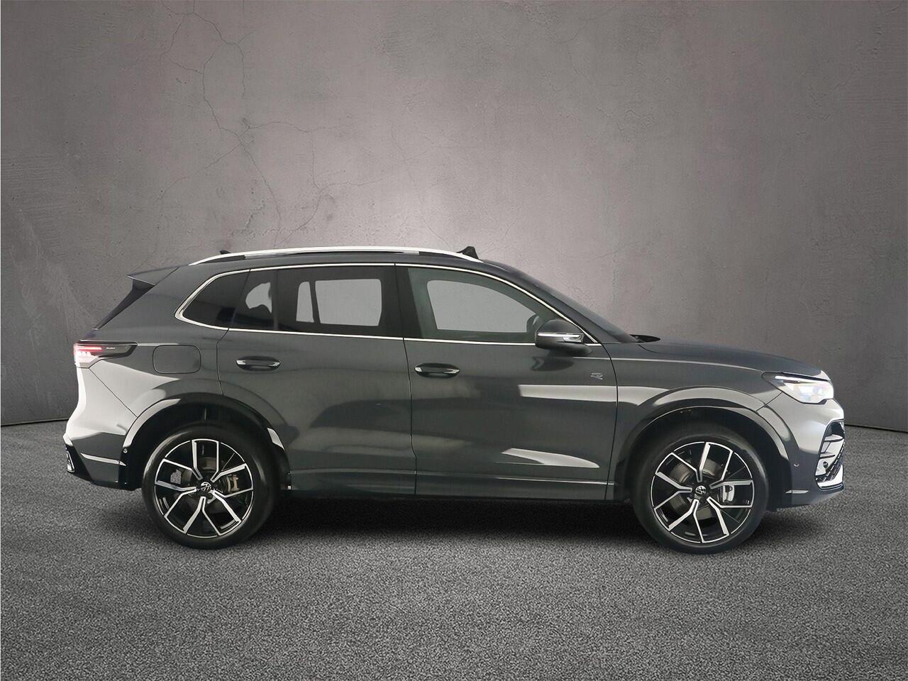 Volkswagen TIGUAN R-Line Edition 1.5 TSI eHybrid 272pk DSG Automaat Trekhaak, Panoramadak, Adaptive cruise control, Achteruitrijcamera, Navigatie, Elektrische achterklep