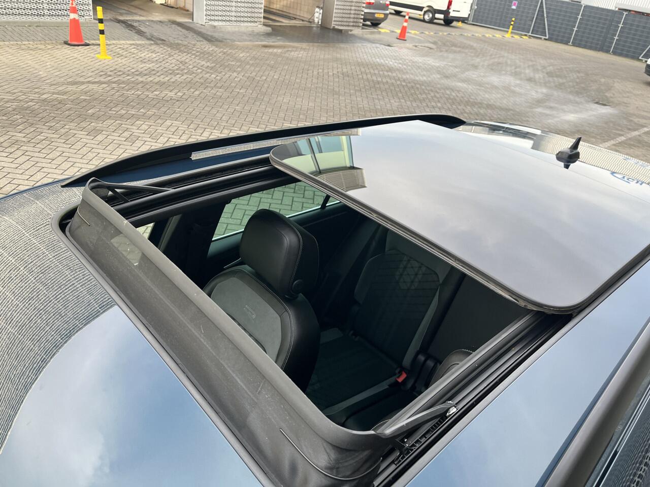 Volkswagen TIGUAN 1.4 TSI eHybrid R-Line Business+ / Pano / Head-up / Camera / Parkeersensoren V+A / Navigatie / App connect / Zwenkbare trekhaak /