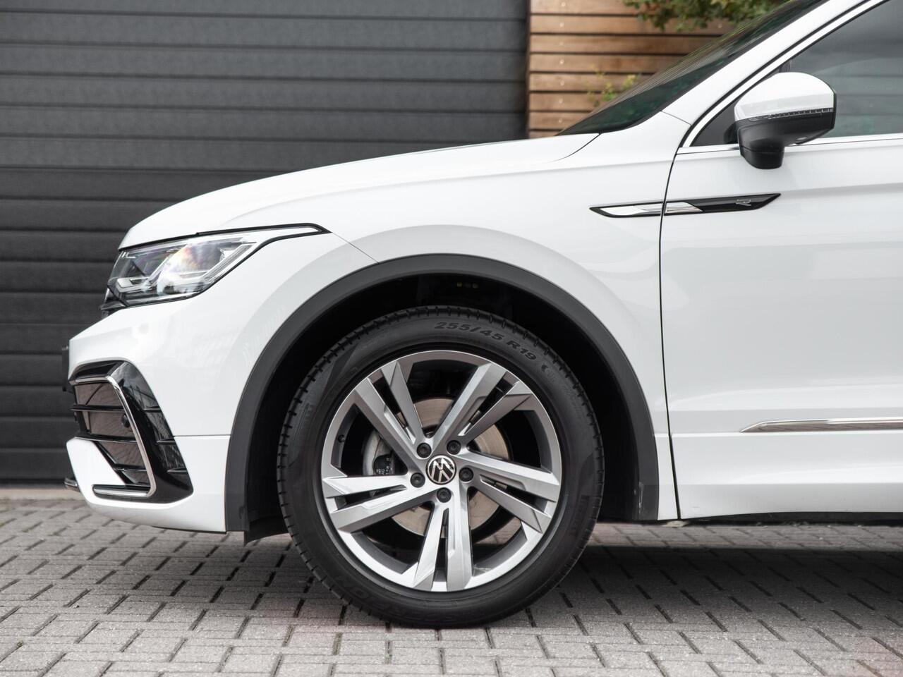 Volkswagen TIGUAN 1.5 TSI R-Line Business+ / Wegklapbare Trekhaak / IQ Light / 19" LMV / Achteruitrijcamera