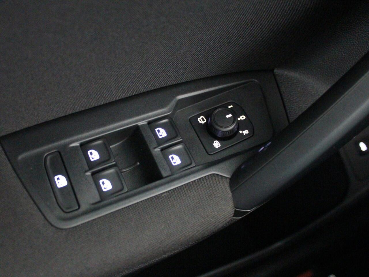 Volkswagen TIGUAN 1.5 TSI Life Business | Panoramadak | Trekhaak | Camera |*